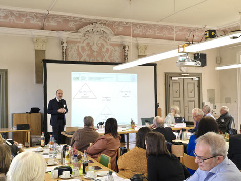 Der Politikwissenschaftler Professor Dr. Karsten Fischer zeigte in seinem Impulsreferat auf, dass Kirchen in einer Demokratie durchaus willkommene Teilnehmer des gesellschaftlichen Diskurses sind. Foto: Andreas Kuschbert