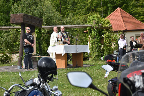 Wolken, Wind aber auch Sonne begleiteten den Motorradgottesdienst im Klostergarten. Foto: Brigitte Pich