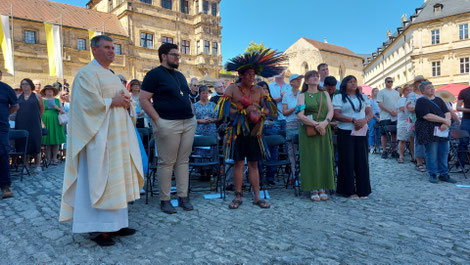 Die Delegation auf Brasilien zusammen mit Salesianerpater Johannes Kaufmann während des Gottesdienstes. Am Ende spendete Mizael in seiner Stammestracht und im Ritus seines Stammes den Segen für die Reisegruppe. Foto: Bernd Buchner