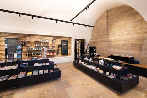 Einen Shop mit Leseecke, der zum gemütlichen Schmökern bei einer Tasse Kaffee einlädt und flexible Veranstaltungsräumlichkeiten – das bietet das Bamberger Diözesanmuseum seit der vergangenen Woche den Besucherinnen und Besuchern. Foto: eob/Schreiner
