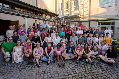 Gruppenbild mit Aktiven, Ehemaligen und Seelsorgenden: In großer Runde beging die Katholische Hochschulgemeinde ihren 90. Geburtstag. Foto: privat