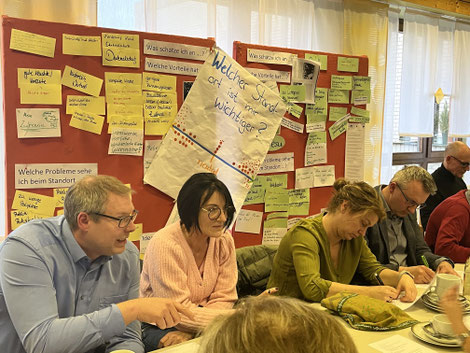 Schon vor der Pfarrversammlung konnten die Gemeindemitglieder ihre Wünsche und Ideen an eine Pinnwand heften. Während der Versammlung gab es dafür Fragebogen, die die Teilnehmenden ausfüllten. Foto: Brigitte Pich