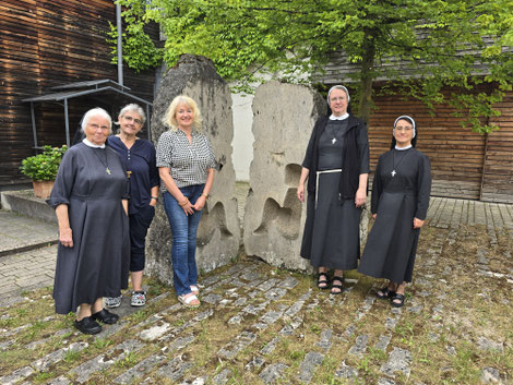 Schwester Eliana Rattler (v.l.), Schwester Dorothea Köhler und Gerlinde Gahl sorgen sich im Konradshof seit 2001 um Familien. Hier sind sie mit Generalvikarin Schwester Katharina Horn und Generaloberin Schwester Fanny Terán Tejada. Foto: Kuschbbert
