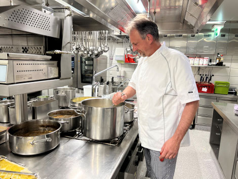 Ein prüfender Blick ist ab und zu nötig. Vor allem wenn es auf Mittag zugeht, muss alles gut vorbereitet sein. Foto: Christoph Gahlau