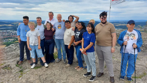 Blick auf den Gottesgarten, die Heimat Rudolf Lunkenbeins: die brasilianische Gruppe und ihre deutschen Gastgeber auf dem Staffelberg. Foto: Bernd Buchner