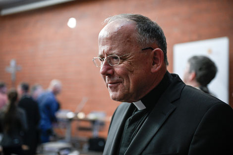 Ulrich Neymeyr, Bischof von Erfurt, vor Beginn der Beratungen bei der Herbstvollversammlung der Deutschen Bischofskonferenz (DBK) am 25. September 2023 in Wiesbaden. Foto: Julia Steinbrecht, KNA