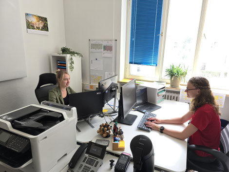 Denise Neundörfer (links) und Martina Kuschbert an ihrem Arbeitsplatz in der Kolping-Akademie am Wilhelmsplatz in Bamberg. Foto: Andreas Kuschbert