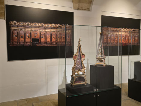 Großformatige Bildtafeln erlauben es, dem Chorgestühl richtig nahezukommen und die Details der Dorsaltafeln in Ruhe zu betrachten. Foto: Andreas Kuschbert