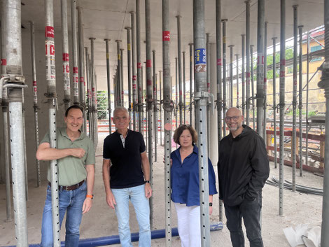 Sie kennen sich auf der Baustelle bestens aus: Gymnasial-Schulleiter Stephan Reheuser (v.l.), Hans-Dieter Franke, der Leiter des Hauptabteilung Schule im Erzbistum Bamberg, Realschulleiterin Barbara Hauck und Diözesanarchitekt Gino Dal Fabbro. Foto: kem