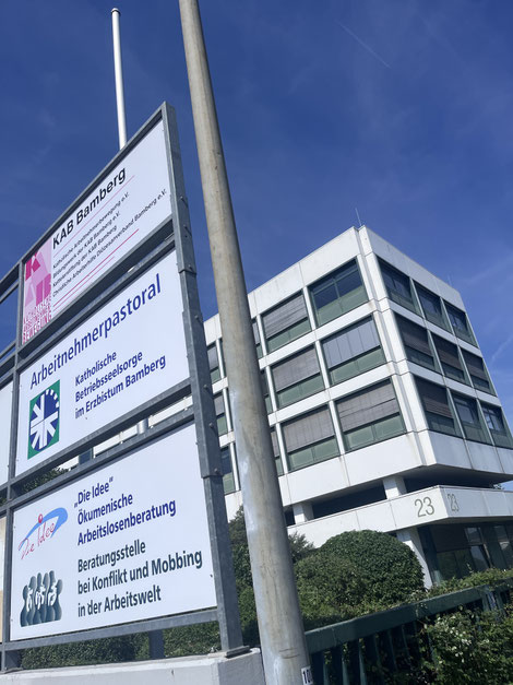 Am Laubanger 23 – mitten im Bamberger Gewerbegebiet – hat die KAB gemeinsam mit der Arbeitnehmerpastoral sowie der Arbeitslosenberatung eine neue Heimat gefunden. Foto: Benjamin Kemmer