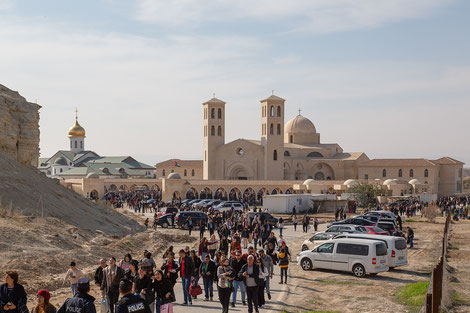 Pilger gehen auf der Straße nach einem Gottesdienst am 13. Januar 2023 in der Kirche der Taufe Christi an der als Taufstelle Jesu verehrten Stätte "Al-Maghtas" am Ostufer des Jordan (Jordanien). Foto: KNA