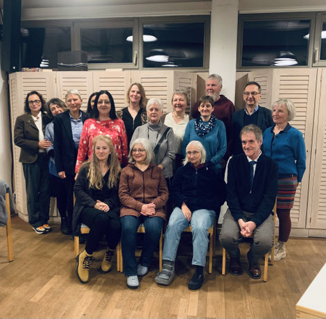Die neu ausgesandten ehrenamtlichen Seelsorgerinnen und Seelsorger zusammen mit den Referentinnen und Referenten des Ausbildungskurses. Foto: Caritasverband