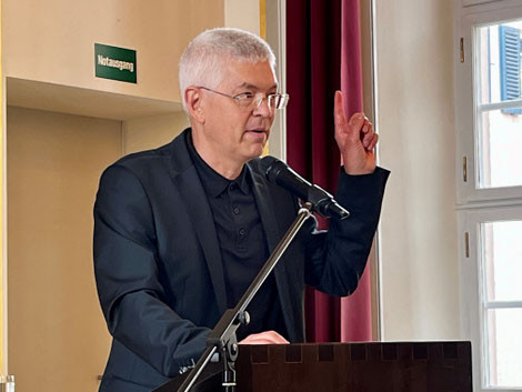 „Sprecht so, dass man euch versteht. Bleibt im Dialog.“ Diesen Rat gab der kirchliche Senderbeauftragte, Monsignore Erwin Albrecht, in seinem Impulsreferat den Teilnehmern des Otto-Tags mit auf den Weg. Foto: Harry Luck