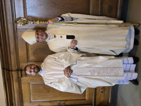 Strahlten nach der Priesterweihe: Erzbischof Herwig Gössl und Neupriester Dr. Marco Weis. Foto: Andreas Kuschbert