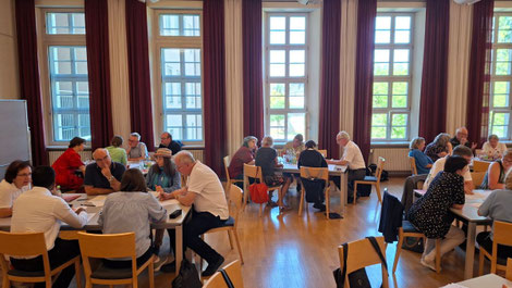 Bei einem Fortbildungstag wollten Interessierte, ehrenamtlich Engagierte und hauptberuflich Mitarbeitende herausfinden, was mit Begriffen wie „Pastoral“, „pastorales Handeln“ und „pastorale Praxis“ eigentlich gemeint ist. Foto: HA I Seelsorge