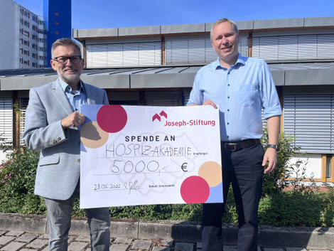 Freuen sich über die neue Kooperation: der Leiter der Hospiz-Akademie Markus Starklauf (links) und der Vorstand der Joseph-Stiftung Markus Jakob bei der Spenden-Übergabe vor der Christine-Denzler-Labisch-Haus. Foto: Benjamin Kemmer