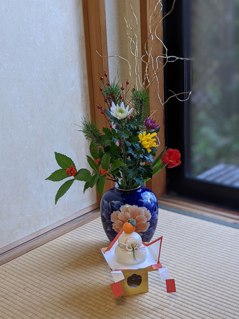 自宅のお正月花と鏡餅