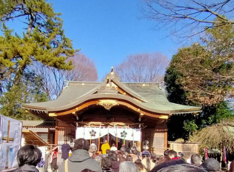 青空のもと新春の布田天神