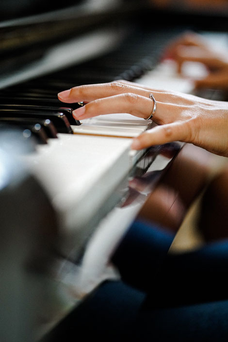 Frau spielt Klavier an der Musikschule in München Schwabing-West
