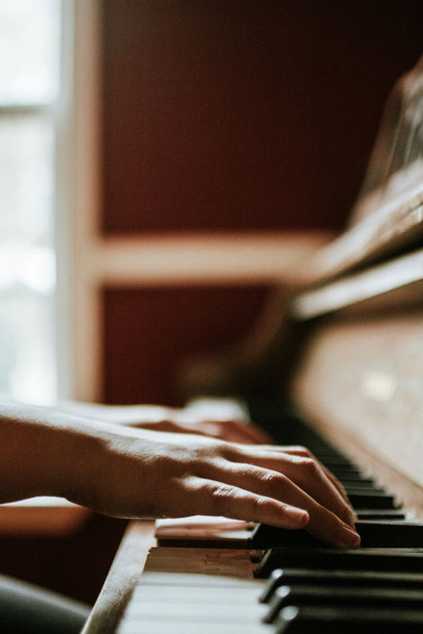 Frau spielt Klavier an der Musikschule in München Schwabing-West