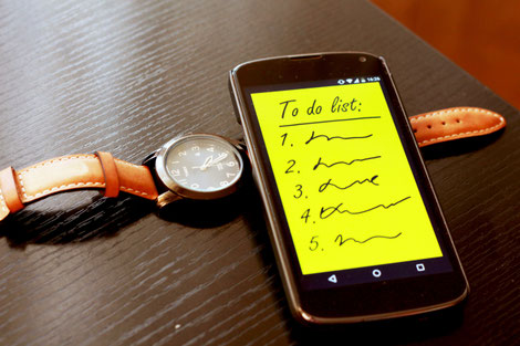smartphone avec post-it-jaune montrant une to do list et liste à puce numérotée