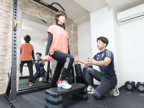 パーソナルトレーニング。ボディメイクやダイエット、シェイプアップを実現。一人ひとりに合わせたオーダーメードのプログラム。効果的なトレーニングで目的を達成。プライベートの空間でトレーニングできる。下井草店で受けられます。
