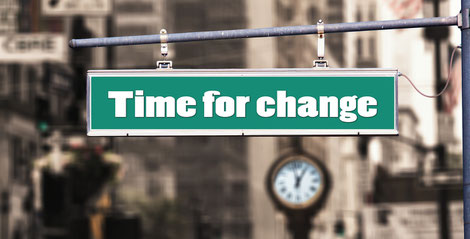 Schild auf einer Straße mit der Aufschrift "Time for change"