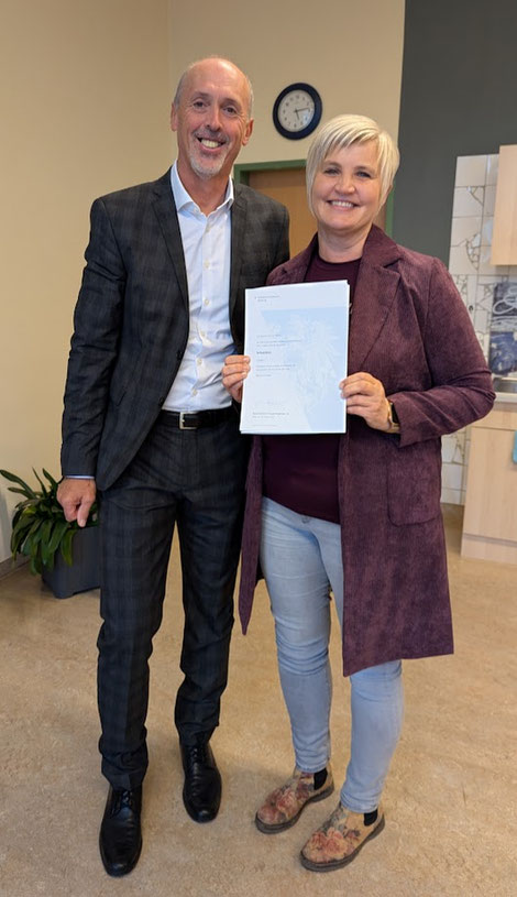 SQM Fritz Laschober und SR Heidi Müller bei der Überreichung des Dekrets