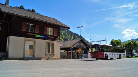 Ein inzwischen ausrangierter Volvo 8700 der tpf wartet am Bahnhof von Boltigen auf die Anschlussreisenden