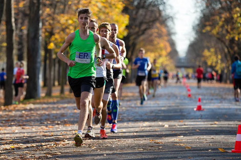 Timon Theuer in Front beim Er und Sie-Lauf, knapp dahinter (mit Stirnband) Martin "Hamza" Mistelbauer. Foto: Veranstalter