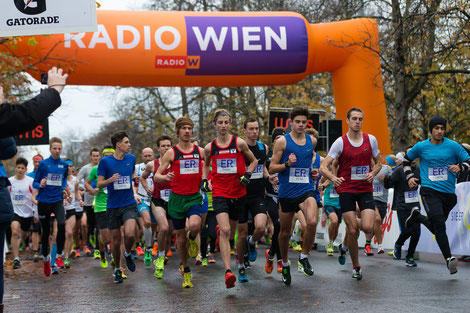 Timon Theuer und Martin Mistelbauer in der Mitte des Startfeldes beim Er & Sie Lauf (Foto: Veranstalter)