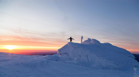 Fabian standing on the top of the frozen "Fischerhütte" at 2053m