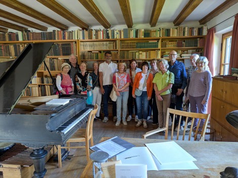 Der Freundeskreis der städtischen Museen Landsberg im Arbeitszimmer von Carl Orff (Foto Stephanie Praschek)