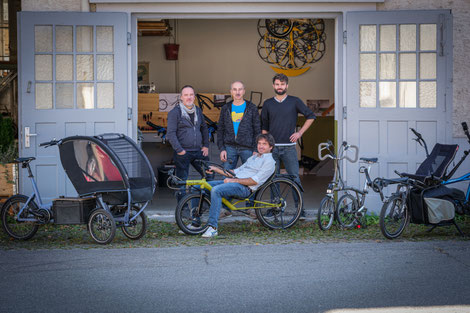 Foto SPEZI Hardy en Wolf en Wolf: van links naar rechts: Franz F. Hardy S. Gabriel W. op de ligfiets Florian W. 