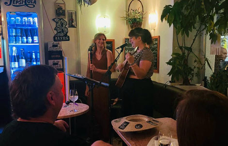 Mit ganz viel Schwung und einer guten Portion Tragik lassen wir den Winter endlich hinter uns und starten in den Frühling. Dafür dürfen wir wieder in der Vintage Bar, unserem Lieblingswohnzimmer, spielen! Kommt vorbei - wir freuen uns auf euch! 
