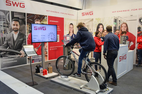 EnergyBike Screen als CO2-Bike auf einer Ausbildungsmesse für die SWG