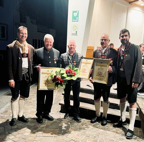 v. l.: Kapellmeister Marco Rainer, Josef Wibmer (40 Jahre), Christian Kröll (40 Jahre), Karl Klaunzer (50 Jahre) und Obmann Renè Wibmer