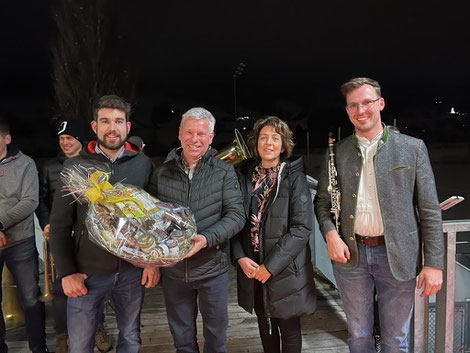 Obmann Renè, Florian mit seiner Frau Margret und Kapellmeister Marco