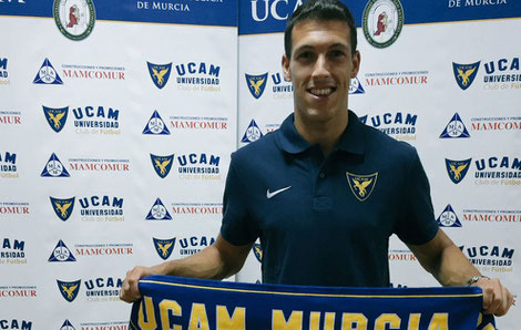 Unai Albizua, posando para los medios en su presentación con el UCAM de Murcia. Foto: Marca
