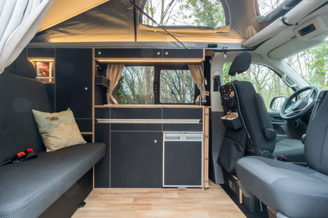 Platz für vier Personen bietet der großzügige Wohnraum des WohnBUS