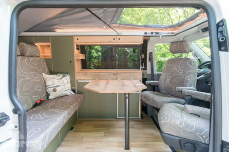 Platz für vier Personen bietet der großzügige Wohnraum des WohnBUS
