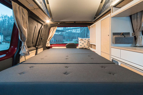 Gemütliches VanBUS  Bett mit einer Liegefläche von ca. 190 x 130 cm