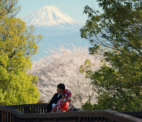 山梨県赤坂台公園にて和装ロケーション撮影を撮影するフォトウェディングの新郎新婦様