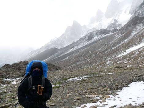 Wanderer mit Rucksack in den Bergen der Torres Del Paine in Patagonien