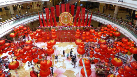 Bild: Blick in ein Kaufhaus in Kuala Lumpur, dass für das bevorstehende chinesische Neujahrsfest geschmückt ist. 