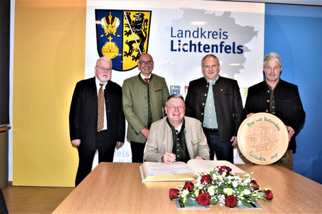 v.l. Wolfgang Jakob, Landrat Meißner, Ernst Weidenbusch, die Vorsitzenden der Jägervereine Michael Hagel und Michael Ament