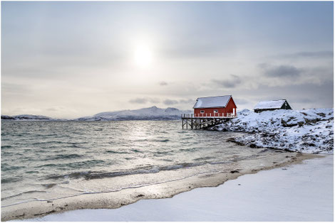 Rote Hütte am verschneiten Strand
