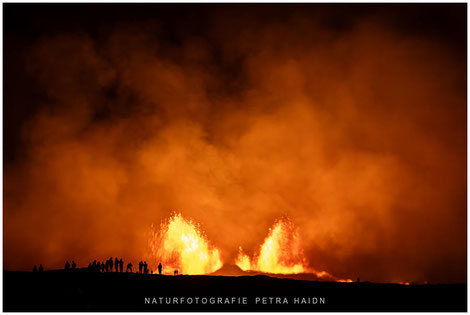 Vulkanausbruch in Island bei Nacht