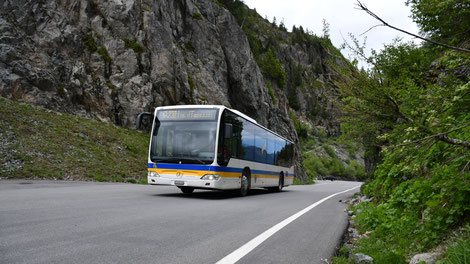 Der TMR Bus unterwegs auf der steilen Bergstrasse