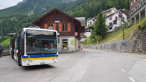Vor dem Bahnhof von Finhaut wartet der Bus auf die Gäste